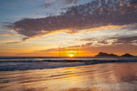 Foto de Fantástica puesta de sol tropical en la playa del océano - Imagen libre de derechos