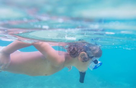 Foto de Un niño buceando bajo el agua en el océano - Imagen libre de derechos