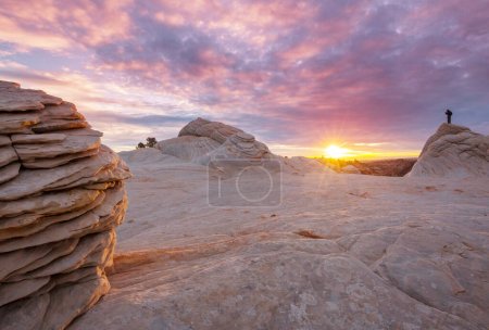 Foto de Caminata en las montañas de Utah. Senderismo en paisajes naturales inusuales. Formas fantásticas formaciones de arenisca. - Imagen libre de derechos