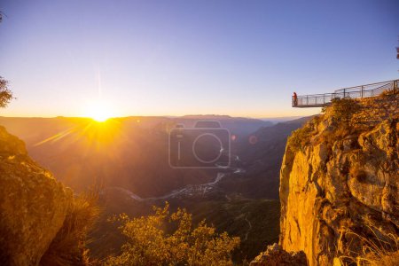 Téléchargez les photos : Homme sur le pont suspendu dans les montagnes de Barrancas, Mexique - en image libre de droit