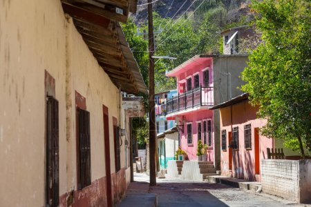 Téléchargez les photos : Architecture coloniale dans une petite ville mexicaine - en image libre de droit