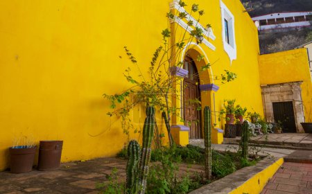 Téléchargez les photos : Architecture coloniale dans une petite ville mexicaine - en image libre de droit
