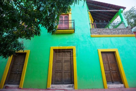 Foto de Arquitectura colonial en pequeña ciudad mexicana - Imagen libre de derechos