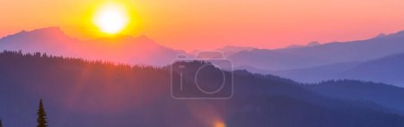 Malerischer Sonnenuntergang in den Bergen. Schöner natürlicher Hintergrund.