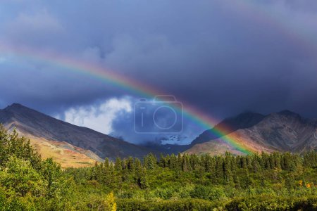 Foto de Arco iris sobre montañas. Hermosos paisajes naturales. Naturaleza pintoresca. - Imagen libre de derechos