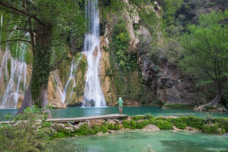 Foto de Turista descansando cerca de hermosa cascada en la selva, México - Imagen libre de derechos