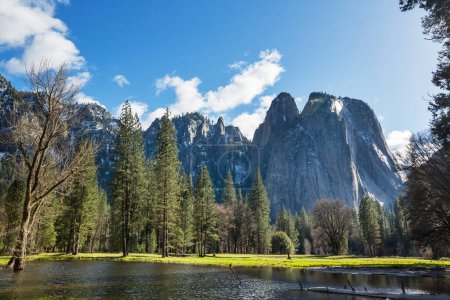 Téléchargez les photos : Randonneur dans le parc national de Yosemite au printemps, Californie, États-Unis - en image libre de droit
