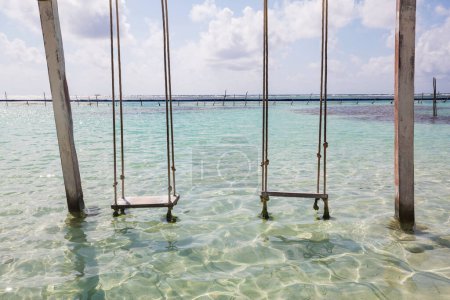 Foto de Swing en aguas cristalinas en la playa tropical - Imagen libre de derechos