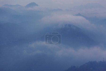 Téléchargez les photos : Silhouette de montagne au lever du soleil au printemps - en image libre de droit