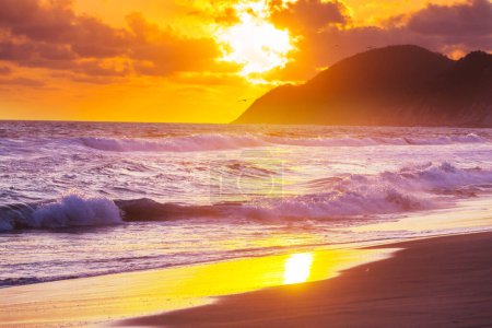 Téléchargez les photos : Coucher de soleil de mer pour le fond naturel - en image libre de droit