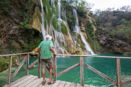 Téléchargez les photos : Repos touristique près d'une belle cascade dans la jungle, Mexique - en image libre de droit