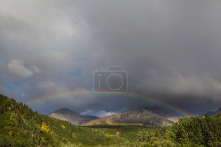 Foto de Arco iris sobre montañas. Hermosos paisajes naturales. Naturaleza pintoresca. - Imagen libre de derechos