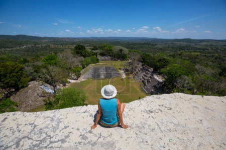Téléchargez les photos : Touriste sur les ruines mayas Xunantunich au Belize - en image libre de droit