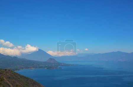 Foto de Hermoso lago Atitlán y volcanes en las tierras altas de Guatemala, América Central - Imagen libre de derechos