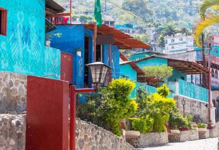 Foto de Calle de casas pintadas de colores en Guatemala, América Central - Imagen libre de derechos