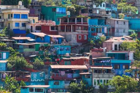 Foto de Calle de casas pintadas de colores en Guatemala, América Central - Imagen libre de derechos