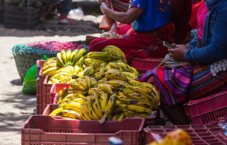 Téléchargez les photos : Marché aux fruits dans la rue - en image libre de droit