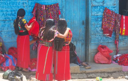 Téléchargez les photos : Femme locale dans la rue au Guatemala - en image libre de droit