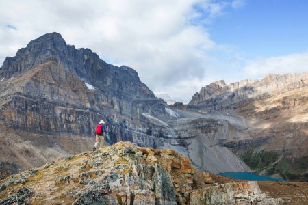 Foto de Caminante en montañas canadienses. La caminata es la actividad recreativa popular en América del Norte. Hay un montón de senderos pintorescos. - Imagen libre de derechos