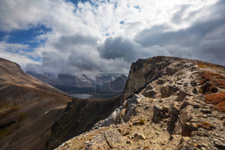 Téléchargez les photos : Vue pittoresque sur la montagne dans les Rocheuses canadiennes en été - en image libre de droit