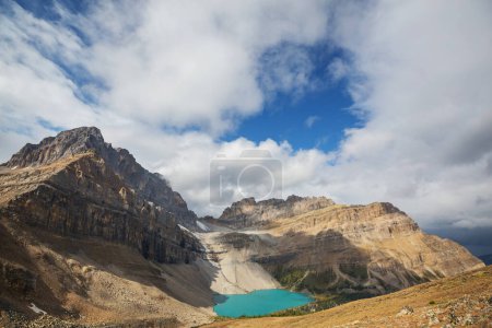 Téléchargez les photos : Vue pittoresque sur la montagne dans les Rocheuses canadiennes en été - en image libre de droit