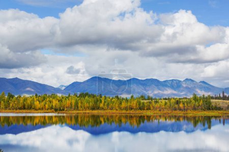 Téléchargez les photos : Le beau lac en saison d'automne - en image libre de droit