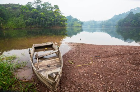 Téléchargez les photos : Bateau dans un magnifique lac tropical, Honduras - en image libre de droit