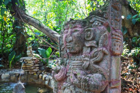 Téléchargez les photos : Statue maya au Honduras - en image libre de droit