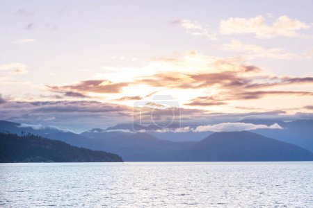Téléchargez les photos : Paysages insulaires de Vancouver au coucher du soleil, Colombie-Britannique, Canada - en image libre de droit