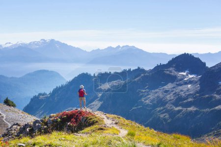 Téléchargez les photos : Hiker in mountains on beautiful rock background - en image libre de droit