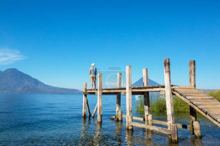 Foto de Turista relajante en el hermoso lago Atitlán en Guatemala, América Central - Imagen libre de derechos