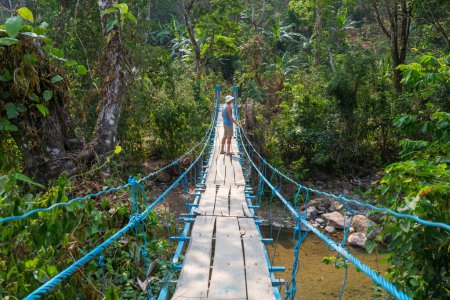 Téléchargez les photos : Touriste sur le pont suspendu dans la jungle tropicale, Honduras - en image libre de droit
