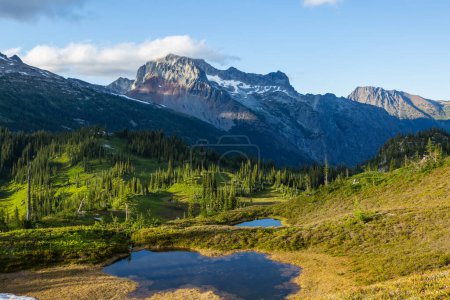 Téléchargez les photos : Magnifique sommet montagneux dans la chaîne des Cascades du Nord, Washington, USA - en image libre de droit