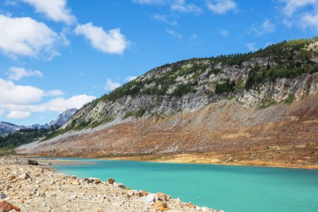 Téléchargez les photos : Lac de sérénité dans les montagnes en saison estivale. Beaux paysages naturels. - en image libre de droit