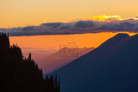 Téléchargez les photos : Coucher de soleil panoramique dans les montagnes. Beau fond naturel. - en image libre de droit