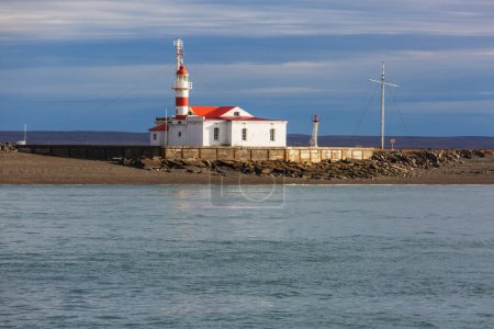 Foto de Faro en el fin del mundo, Punta Delgada a lo largo del Estrecho de Magallanes, tonificación de color aplicada, Chile. - Imagen libre de derechos