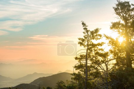 Téléchargez les photos : Coucher de soleil panoramique dans les montagnes. Beau fond naturel. - en image libre de droit