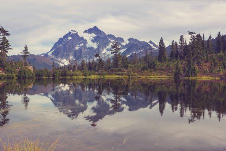 Téléchargez les photos : Lac panoramique avec le reflet du mont Shuksan à Washington, États-Unis - en image libre de droit