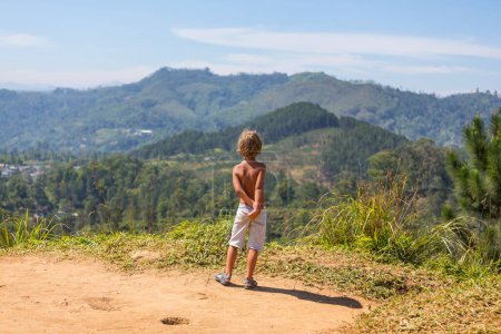 Téléchargez les photos : Garçon et mère dans la randonnée sur Sri Lanka - en image libre de droit