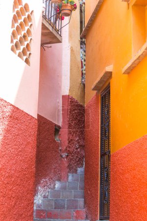 Téléchargez les photos : Ville historique coloniale Guanajuato, célèbre allée du baiser (Callejon del Beso), Mexique - en image libre de droit