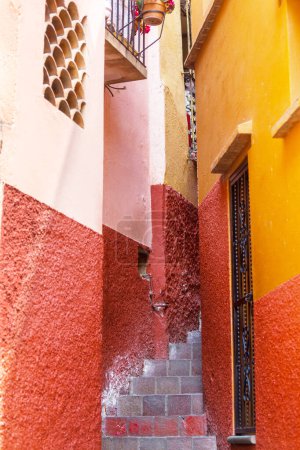 Téléchargez les photos : Ville historique coloniale Guanajuato, célèbre allée du baiser (Callejon del Beso), Mexique - en image libre de droit