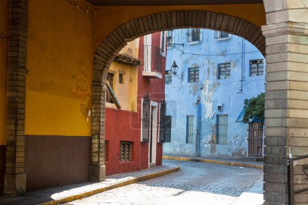 Foto de Casas coloridas en la calle de ranura de la famosa ciudad de Guanajuato, México - Imagen libre de derechos