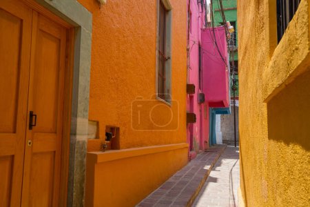 Foto de Coloridas casas de estilo colonial de un pueblo mexicano Guanajuato - Imagen libre de derechos