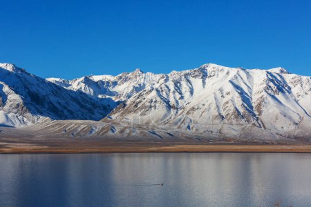 Téléchargez les photos : Belle scène de nature au début de l'hiver. Paysages de Sierra Nevada. États-Unis, Californie. Voyage et vacances d'hiver fond. - en image libre de droit