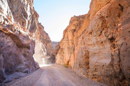 Foto de Carretera áspera en el estrecho cañón en Nevada, EE.UU. - Imagen libre de derechos