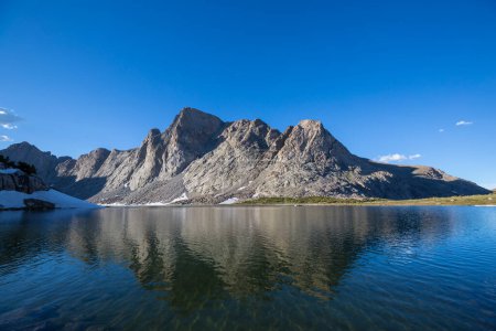Foto de Hike in Wind River Range in Wyoming, USA. Summer season. - Imagen libre de derechos