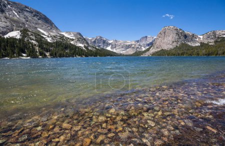 Foto de Hike in Wind River Range in Wyoming, USA. Summer season. - Imagen libre de derechos