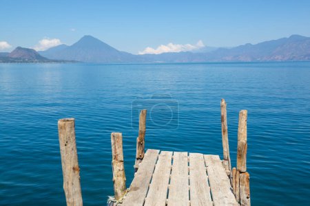 Téléchargez les photos : Beau lac Atitlan et volcans dans les hautes terres du Guatemala, Amérique centrale - en image libre de droit