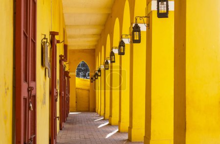 Foto de Galería amarilla en la ciudad vieja Cartagena, Colombia, América del Sur - Imagen libre de derechos