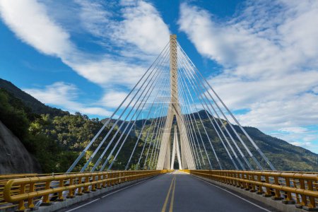 Foto de Puente moderno en las montañas colombianas - Imagen libre de derechos